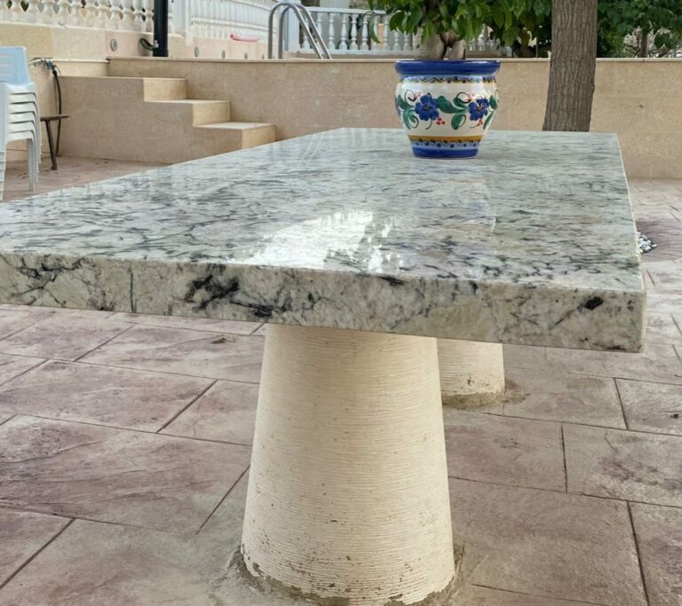 Mesa o banco de piedra de Mármoles Carbonell