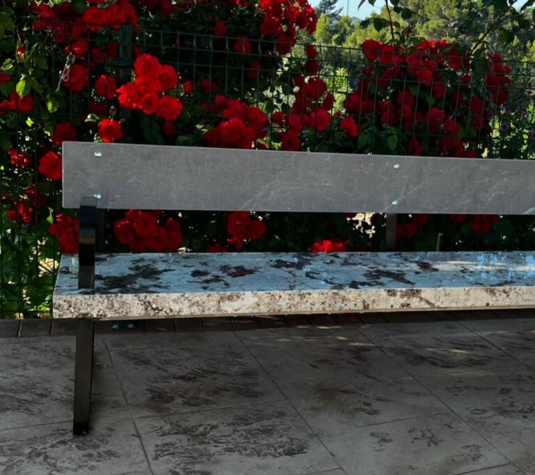Mesa o banco de piedra de Mármoles Carbonell