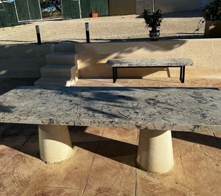 Mesa o banco de piedra de Mármoles Carbonell