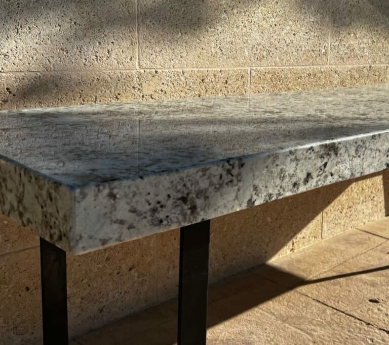 Mesa o banco de piedra de Mármoles Carbonell