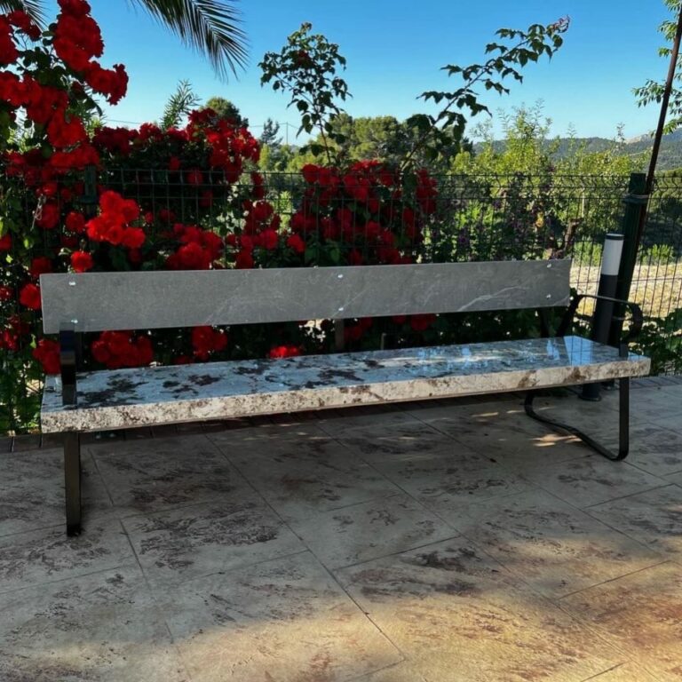 Mesa o banco de piedra de Mármoles Carbonell