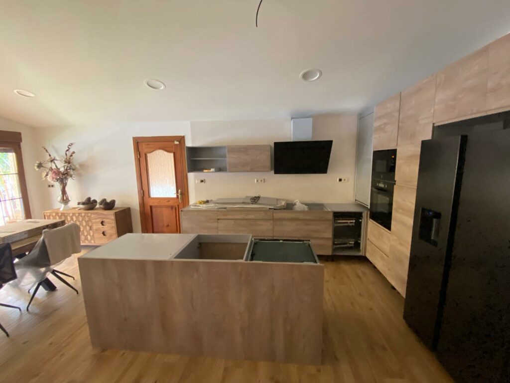 Cocina abierta con isla y doble fregadero integrado