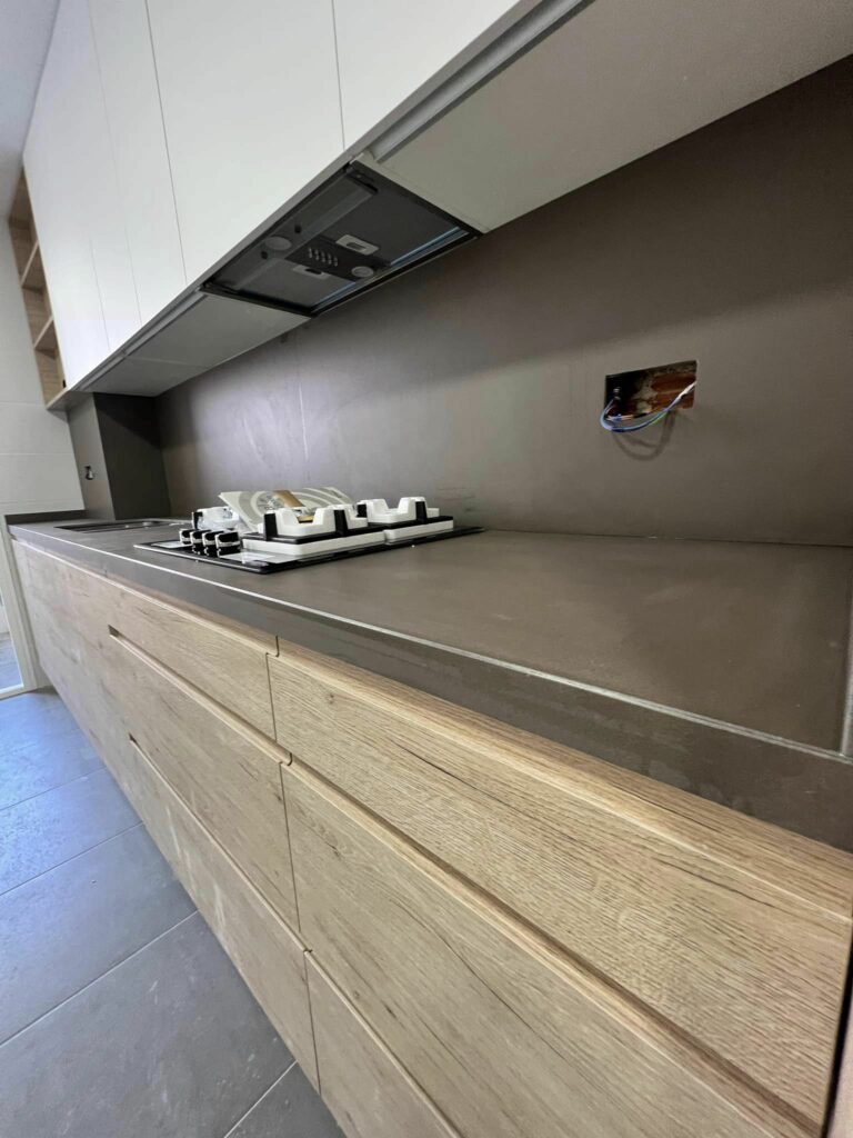 Encimera y frontal de cocina en tono gris